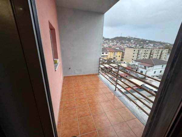 Tirane, jepet me qera apartament 1+1+Ballkon Kati 5, 70 m² 350 € (Rruga e Qelqit)