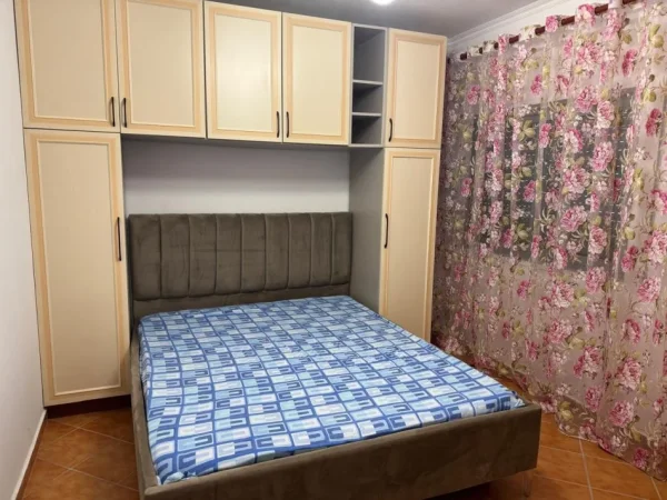 Tirane, jepet me qera apartament 1+1+Ballkon Kati 5, 70 m² 350 € (Rruga e Qelqit)
