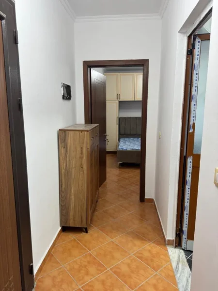 Tirane, jepet me qera apartament 1+1+Ballkon Kati 5, 70 m² 350 € (Rruga e Qelqit)