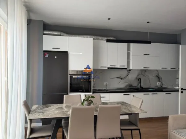 Tirane, jepet me qera apartament 2+1+Ballkon Kati 6, 85 m² 750 € 