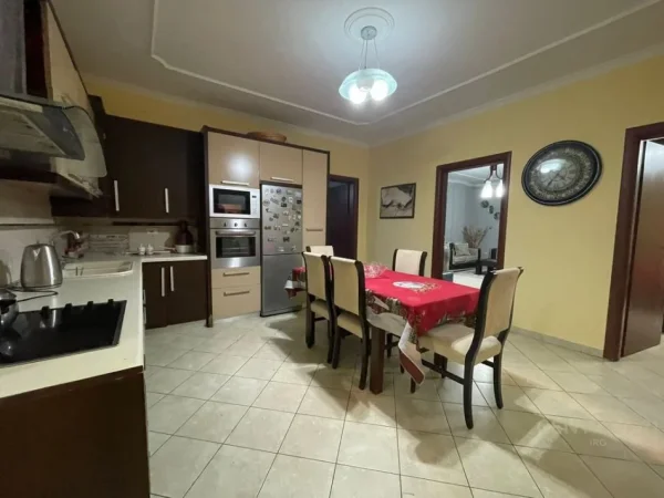 Tirane, jepet me qera apartament 2+1 Kati 7, 115 m² 500 € (Fresk)