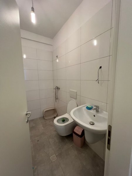 Tirane, jepet me qera apartament 2+1+Aneks+Ballkon Kati 2, 115 m² 550 €