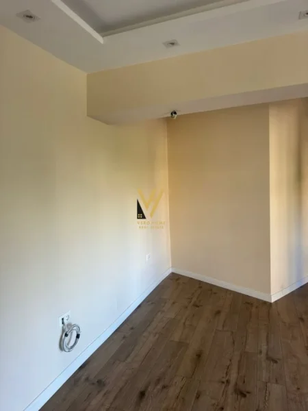 Tirane, jepet me qera zyre Kati 2, 80 m² 900 € (9 KATESHET)