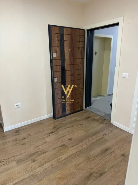 Tirane, jepet me qera zyre Kati 2, 80 m² 900 € (9 KATESHET)