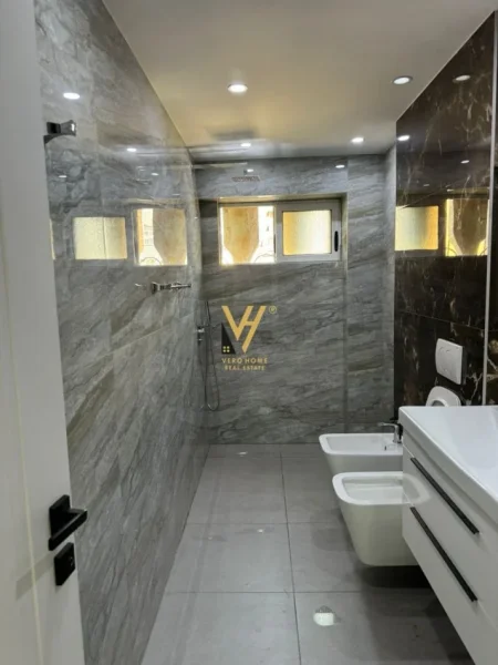 Tirane, jepet me qera zyre Kati 2, 80 m² 900 € (9 KATESHET)