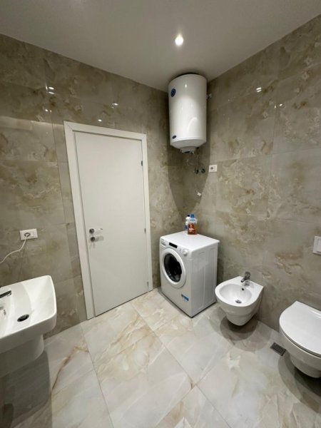 Tirane, jepet me qera apartament 2+1+Ballkon Kati 3, 100 m² 1.200 € (Qender)