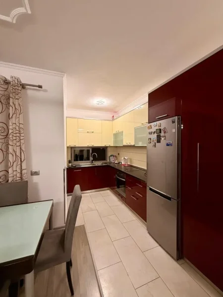 Tirane, jepet me qera apartament 2+1 Kati 4, 100 m² 600 € (RRUGA E DIBRES)