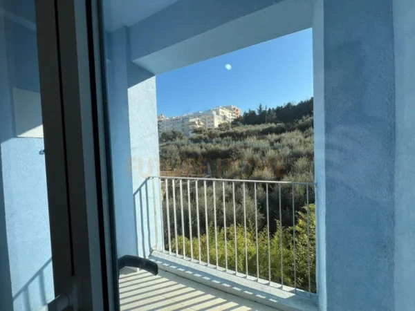 Tirane, shitet apartament 1+1+Ballkon Kati 3, 53 m² 83.000 € (Fresku)