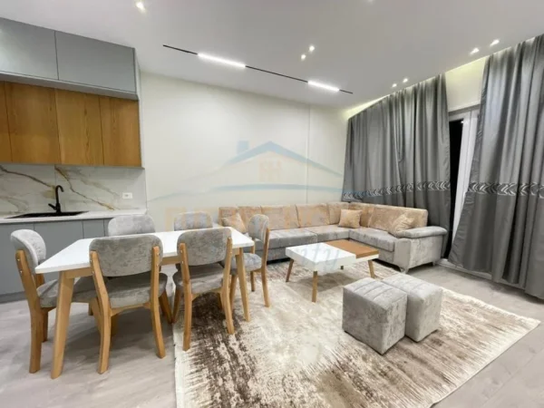 Tirane, jepet me qera apartament 2+1 Kati 1, 96 m² 800 € (Rruga Fuat Toptani , Prane Ekonomikut)