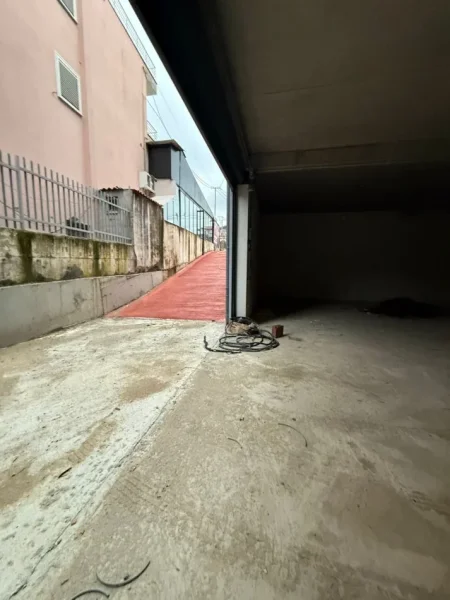 Tirane, jepet me qera magazine Kati -2, 276 m² 1.200 € 