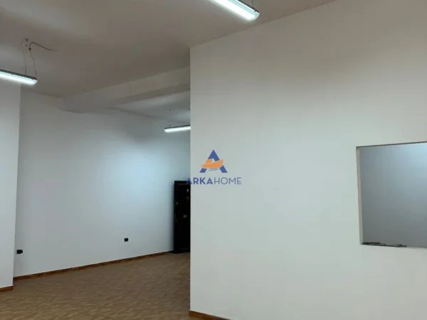 Tirane, jepet me qera ambjent biznesi Kati 2, 115 m² 1.039 € 