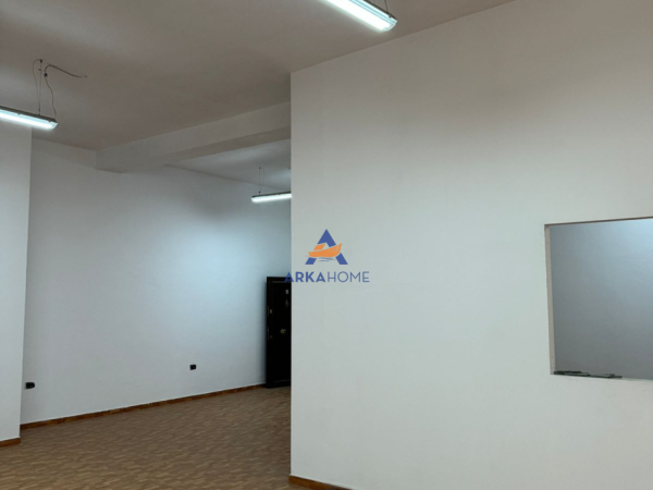 Tirane, jepet me qera ambjent biznesi Kati 2, 115 m² 1.039 € 