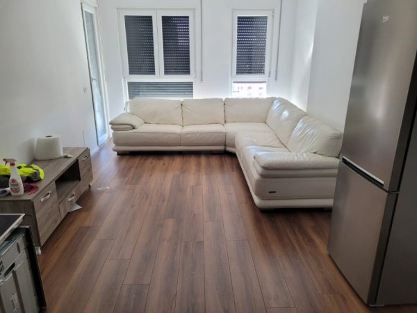 Tirane, jepet me qera apartament 2+1+Ballkon Kati 6, 97 m² 450 € (ne qender Kamez.)