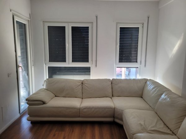 Tirane, jepet me qera apartament 2+1+Ballkon Kati 6, 97 m² 450 € (ne qender Kamez.)
