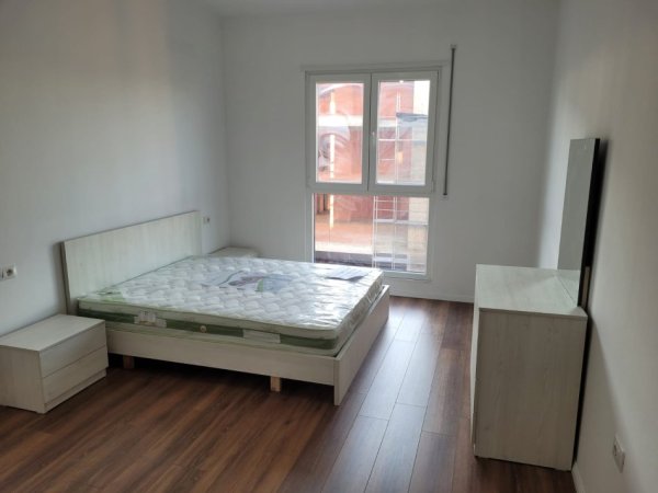 Tirane, jepet me qera apartament 2+1+Ballkon Kati 6, 97 m² 450 € (ne qender Kamez.)