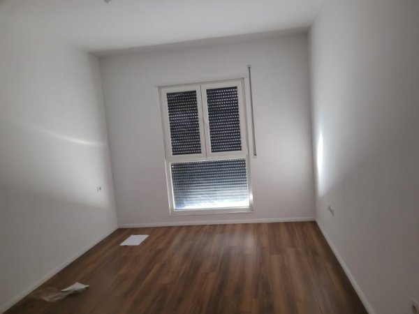Tirane, jepet me qera apartament 2+1+Ballkon Kati 6, 97 m² 450 € (ne qender Kamez.)