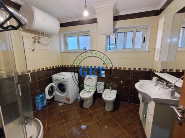 Durres, jepet me qera apartament 2+1 Kati 3, 90 m² 500 € (Bulevardi kryesor)