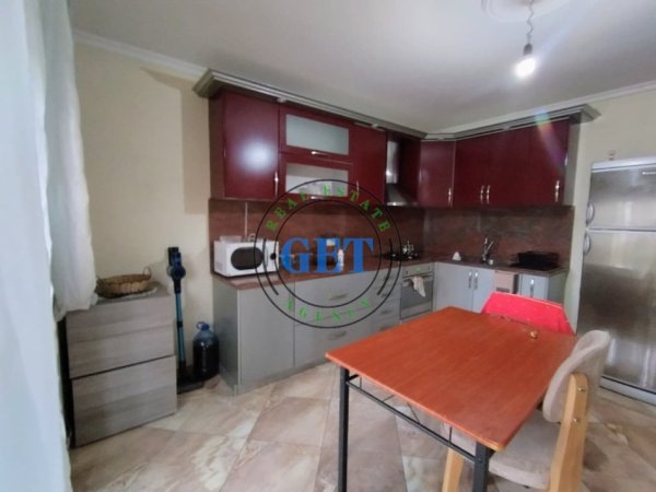Durres, jepet me qera apartament 2+1 Kati 3, 90 m² 500 € (Bulevardi kryesor)
