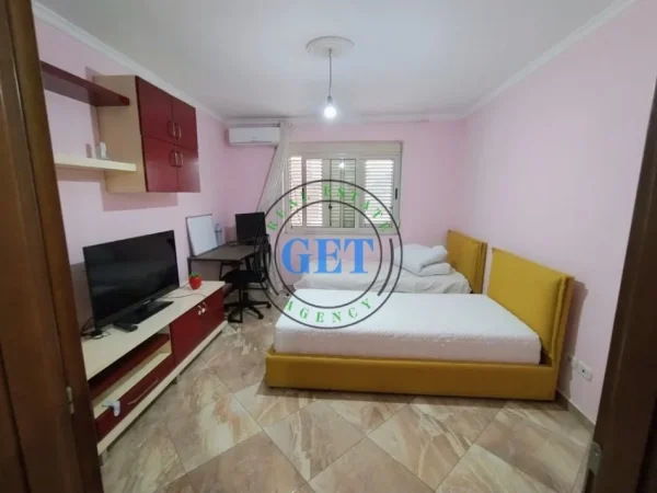 Durres, jepet me qera apartament 2+1 Kati 3, 90 m² 500 € (Bulevardi kryesor)