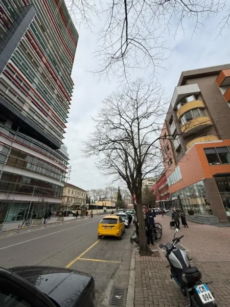 Tirane, jepet me qera zyre Kati 2, 131 m² 2.200 € (Përballë Coin, Tiranë)