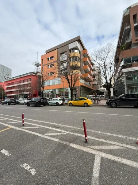 Tirane, jepet me qera zyre Kati 2, 131 m² 2.200 € (Përballë Coin, Tiranë)
