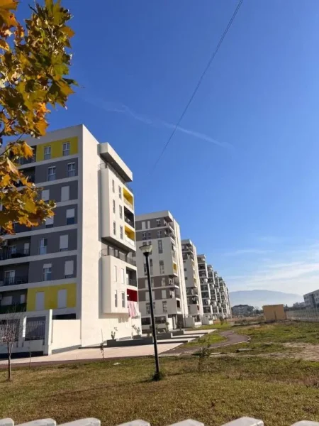 Okazion Tirane, shitet apartament 2+1+Ballkon Kati 4, 92 m² 96.400 € (Univers City)