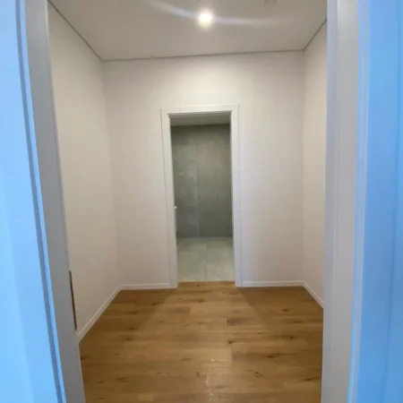 Tirane, jepet me qera zyre Kati 20, 147 m² 3.000 € (Rruga Elbasanit)