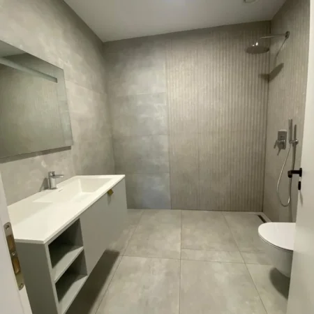 Tirane, jepet me qera zyre Kati 20, 147 m² 3.000 € (Rruga Elbasanit)