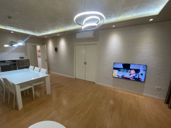 Tirane, jepet me qera apartament 2+1+Ballkon Kati 2, 200 m² 1.000 € 