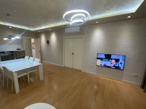 Tirane, jepet me qera apartament 2+1+Ballkon Kati 2, 200 m² 1.000 € 