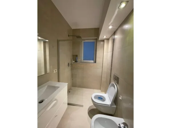 Tirane, jepet me qera apartament 2+1+2 Kati 1, 218 m² 1.000 € (Kristal Center , Komuna e Parisit)