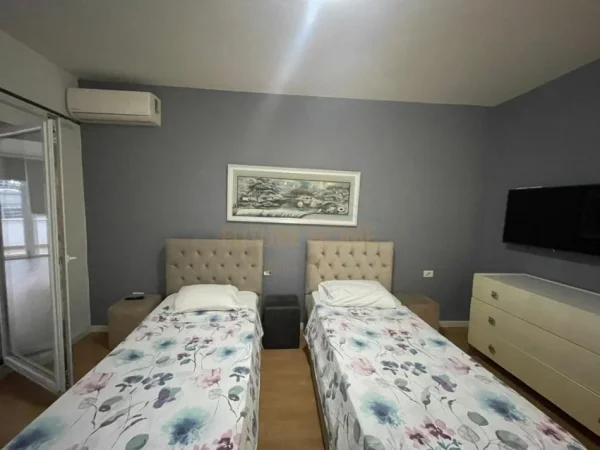 Tirane, jepet me qera apartament 2+1+2 Kati 1, 218 m² 1.000 € (Kristal Center , Komuna e Parisit)