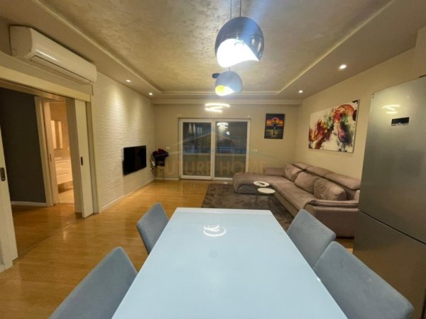 Tirane, jepet me qera apartament 2+1+2 Kati 1, 218 m² 1.000 € (Kristal Center , Komuna e Parisit)