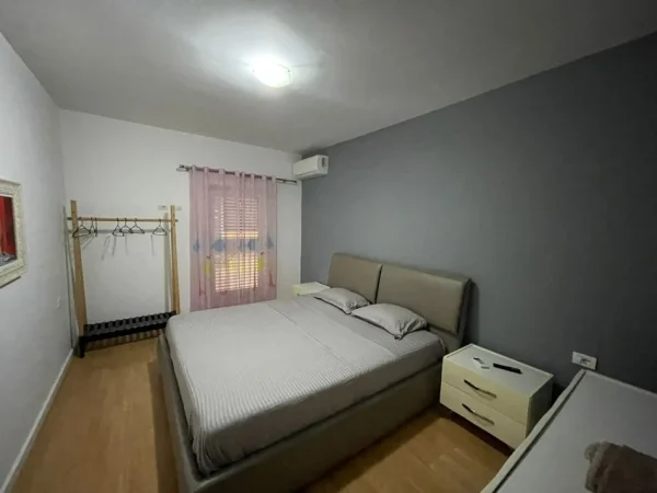 Tirane, jepet me qera apartament 2+1+Ballkon Kati 2, 200 m² 1.000 € 