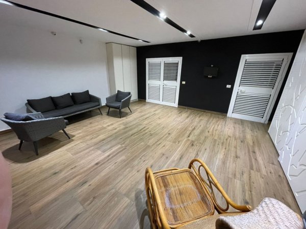 Tirane, jepet me qera apartament 2+1+Ballkon Kati 2, 200 m² 1.000 € 