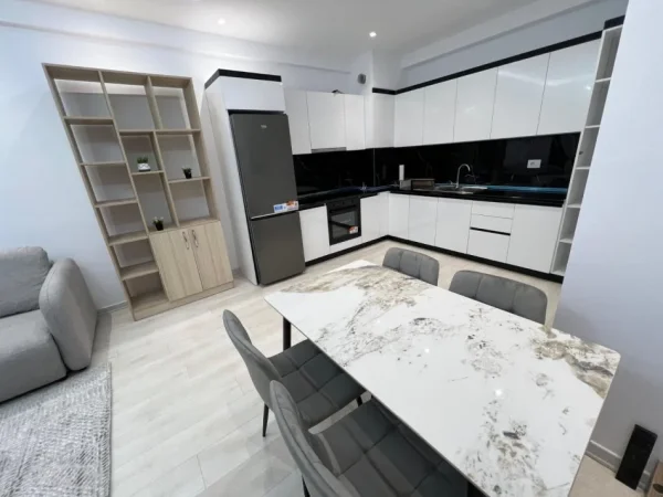 Tirane, jepet me qera apartament 1+1+Ballkon Kati 4, 70 m² 50.000 € (Rruga Sokrat Miho)