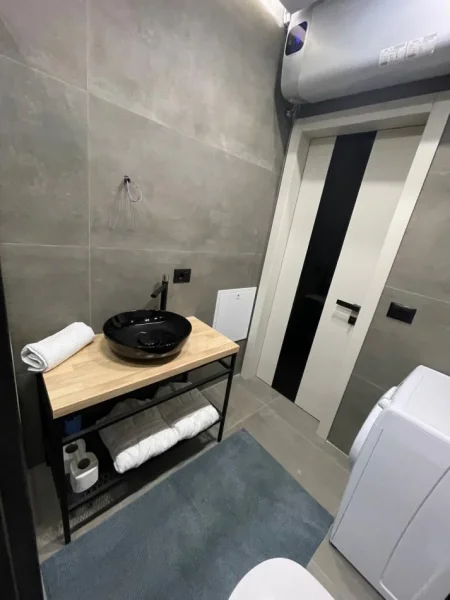 Tirane, jepet me qera apartament 2+1 Kati 9, 75 m²1300€