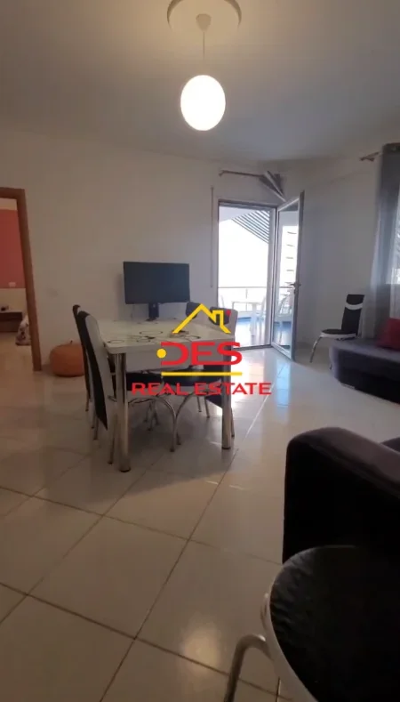 Vlore, jepet me qera apartament 1+1+Ballkon Kati 5, 70 m² 350 € (Lungomare)