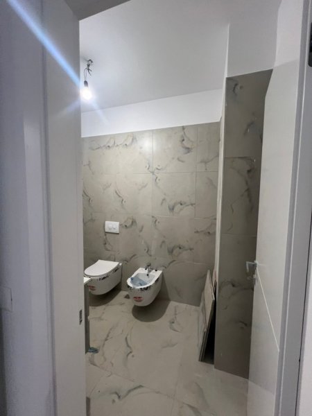 Tirane, jepet me qera apartament 2+1 Kati 1, 118 m² 700 € (Kompleksi Aura)
