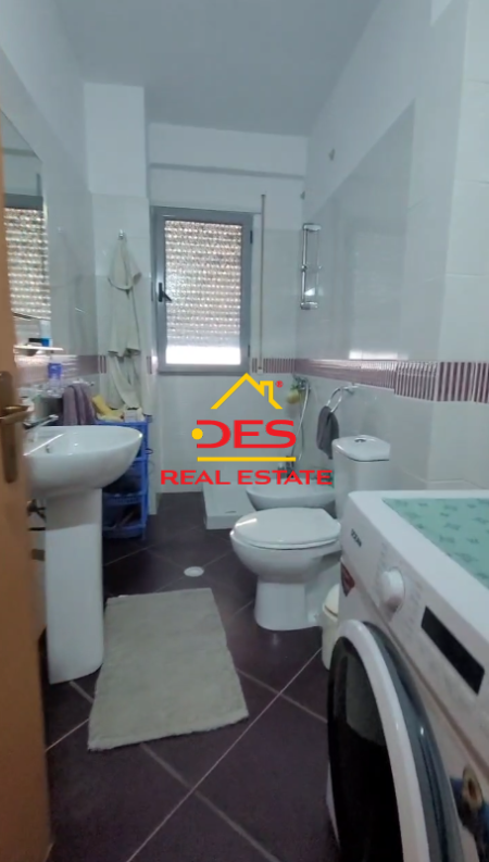 Vlore, jepet me qera apartament 1+1+Ballkon Kati 5, 70 m² 350 € (Lungomare)