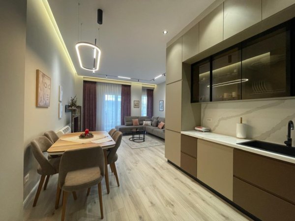 Tirane, jepet me qera apartament 2+1+Ballkon Kati 3, 100 m² 900 € (Pazari i Ri)