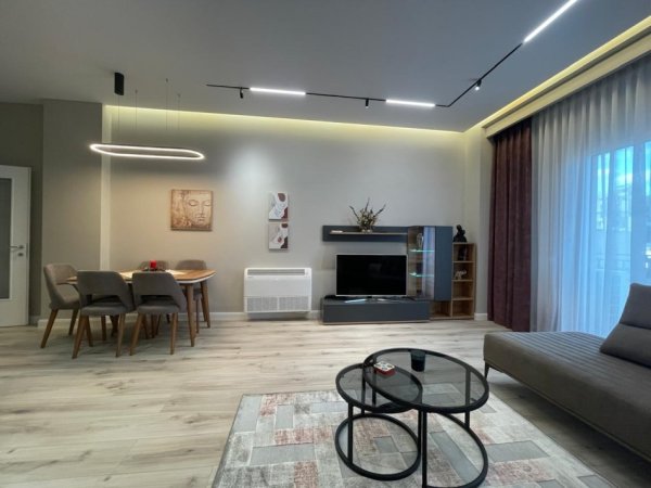 Tirane, jepet me qera apartament 2+1+Ballkon Kati 3, 100 m² 900 € (Pazari i Ri)