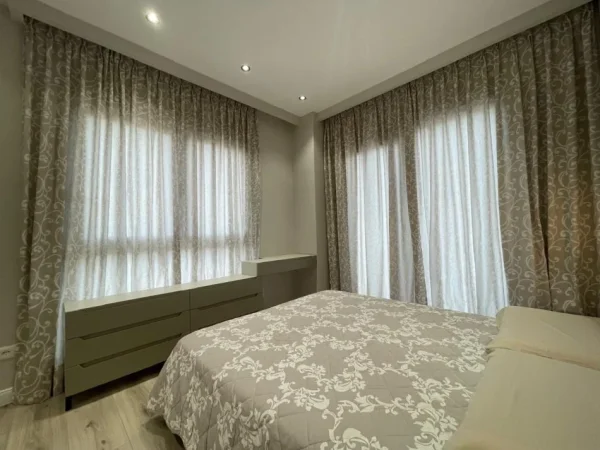 Tirane, jepet me qera apartament 2+1+Ballkon Kati 3, 100 m² 900 € (Pazari i Ri)