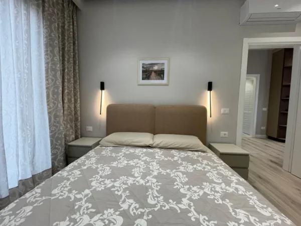 Tirane, jepet me qera apartament 2+1+Ballkon Kati 3, 100 m² 900 € (Pazari i Ri)