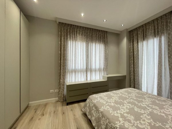Tirane, jepet me qera apartament 2+1+Ballkon Kati 3, 100 m² 900 € (Pazari i Ri)