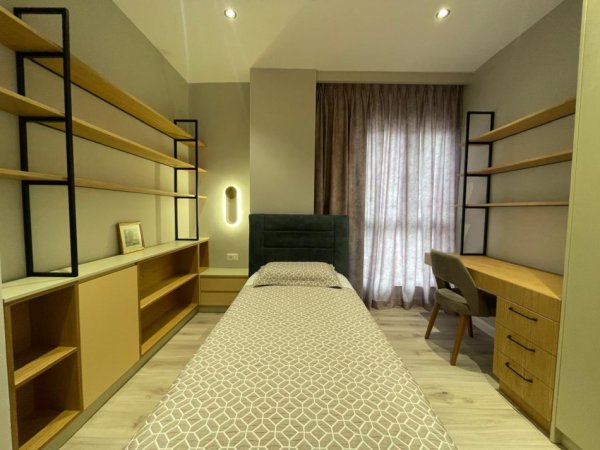 Tirane, jepet me qera apartament 2+1+Ballkon Kati 3, 100 m² 900 € (Pazari i Ri)