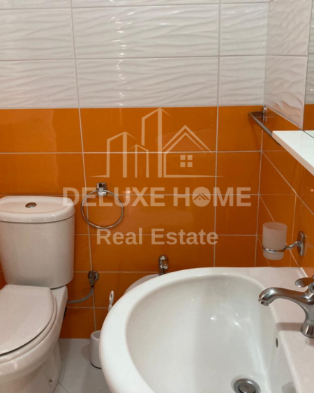 Tirane, jepet me qera apartament 2+1+Ballkon Kati 4, 104 m² 700 € (Rruga Barrikadave)