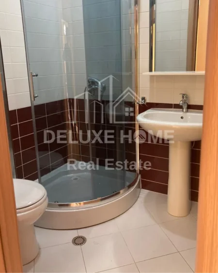 Tirane, jepet me qera apartament 2+1+Ballkon Kati 4, 104 m² 700 € (Rruga Barrikadave)