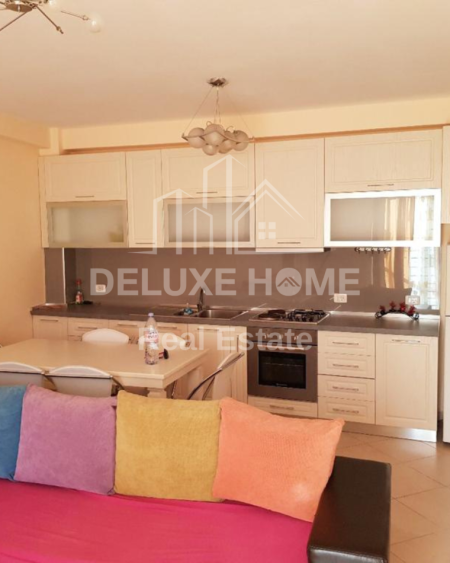 Tirane, jepet me qera apartament 2+1+Ballkon Kati 4, 104 m² 700 € (Rruga Barrikadave)