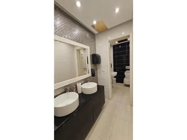 Tirane, shitet lokal Kati 0, 120 m² 60.000 € (Bllok)